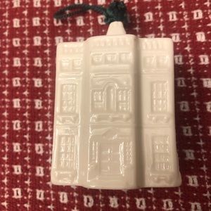 Vintage 1997 10th edition Belleek Hazelwood house of Ireland ornament